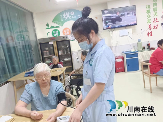 龙马潭区小市街道杜家街社区开展“关爱老人”健康义诊活动