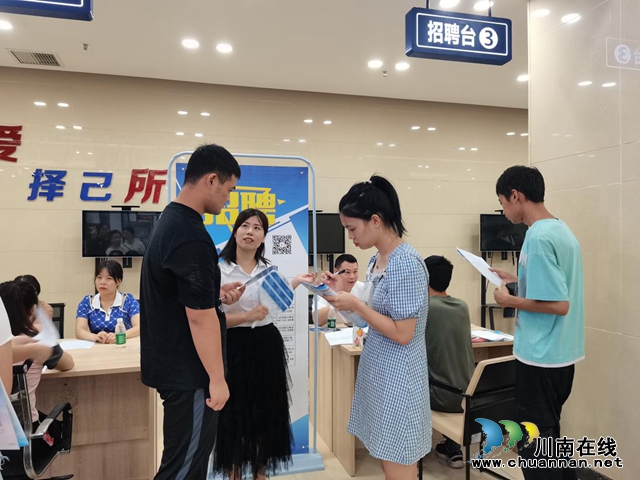 合江县举办专场招聘会 高校毕业生就业服务“不断档”