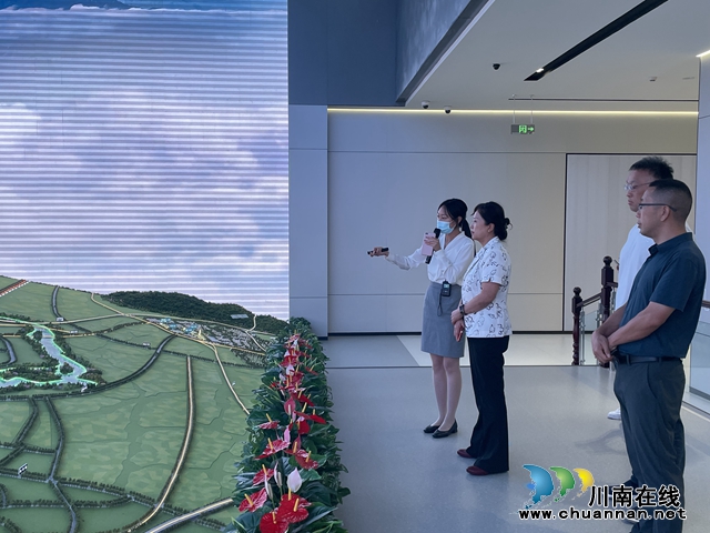 成都国际铁路港展示中心听取讲解.jpg