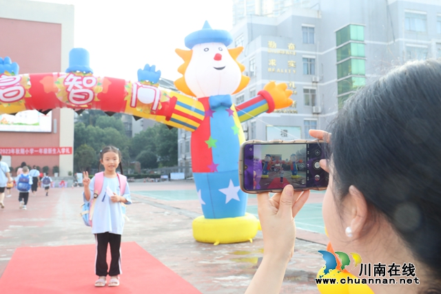 新生过启智门.jpg