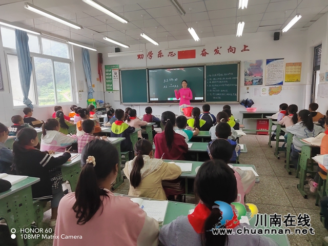 援彝教师到岗.jpg