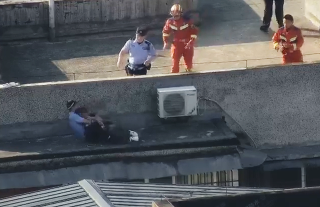 泸州警察天台锁紧女子，才发现自己也恐高……