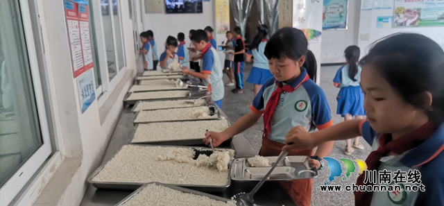 学生就餐2.jpg
