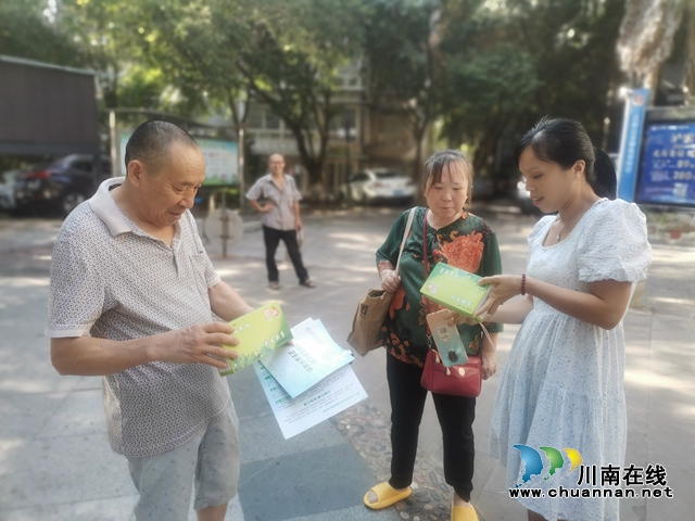 志愿者向群众宣传.jpg