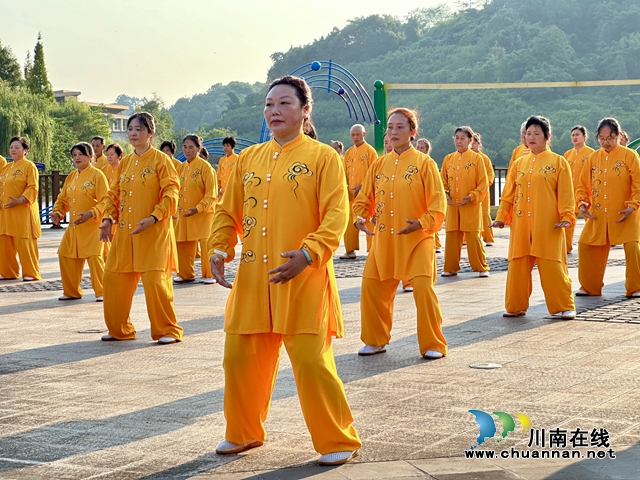 健身气功《八段锦》拍摄中（二）.jpg