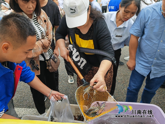 龙虾销售（曾佐然摄）.jpg