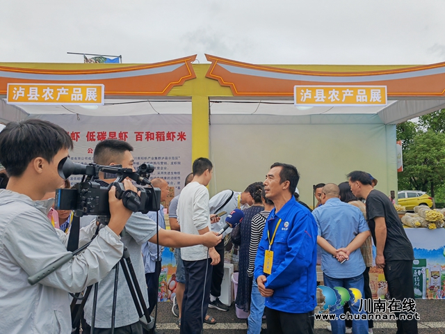 媒体采访（曾佐然摄）.jpg