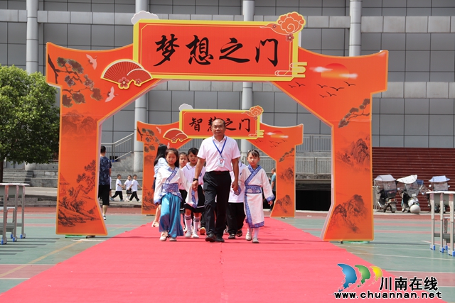 踏红毯进门.JPG