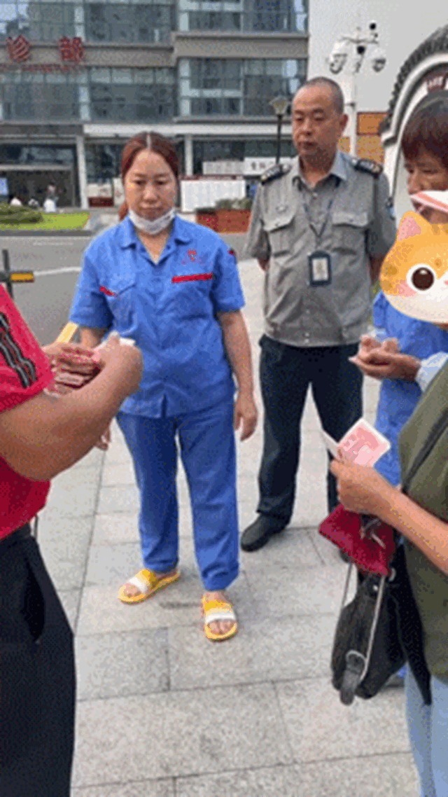 【“五心”医院建设】万元现金还失主，拾金不昧暖人心！