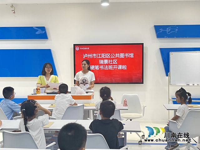 老师授课讲解书法.jpg