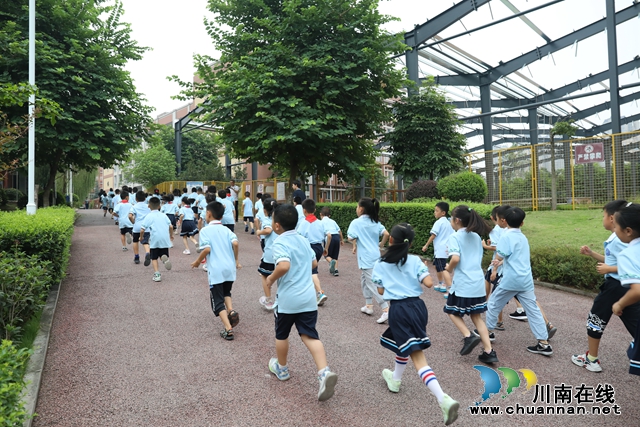 “双手抱头！护住头部！”9月18日上午10点整，在泸州市龙马潭区玉带河小学，预备防空警报哨声准时响起，500余名学生分成两路纵队，双手抱头，在老师的组织下按照预定路线有序撤离。.JPG