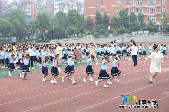 “双手抱头！护住头部！”9月18日上午10点整，在泸州市龙马潭区玉带河小学，预备防空警报哨声准时响起，500余名学生分成两路纵队，双手抱头，在老师的组织下按照预定路线有序撤离。+(1).JPG