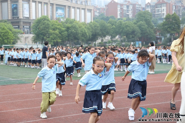 “双手抱头！护住头部！”9月18日上午10点整，在泸州市龙马潭区玉带河小学，预备防空警报哨声准时响起，500余名学生分成两路纵队，双手抱头，在老师的组织下按照预定路线有序撤离。+(2).JPG