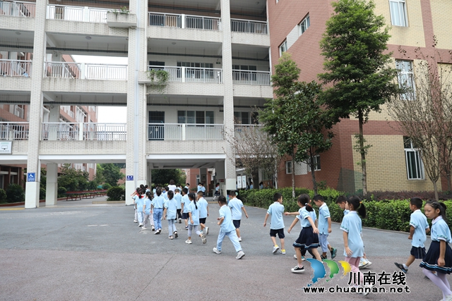 10点13分，警报解除后，老师组织孩子们有序撤出地下车库，恢复正常学习生活秩序。+(1).JPG