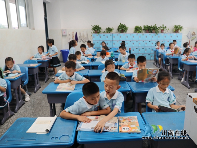 10点13分，警报解除后，老师组织孩子们有序撤出地下车库，恢复正常学习生活秩序。+(2).JPG