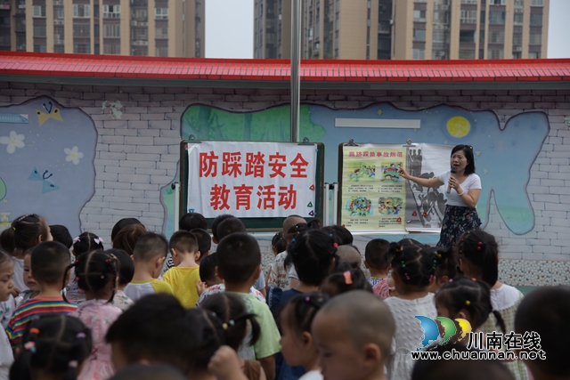 3.教师讲解易发生踩踏事故的场所.JPG