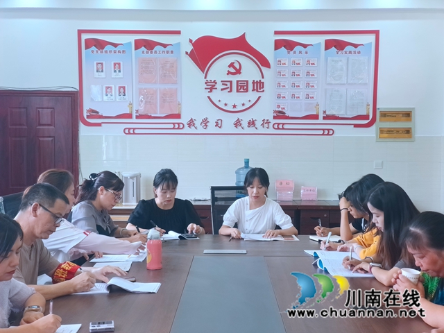 图为刘燕老师作经验交流.jpg