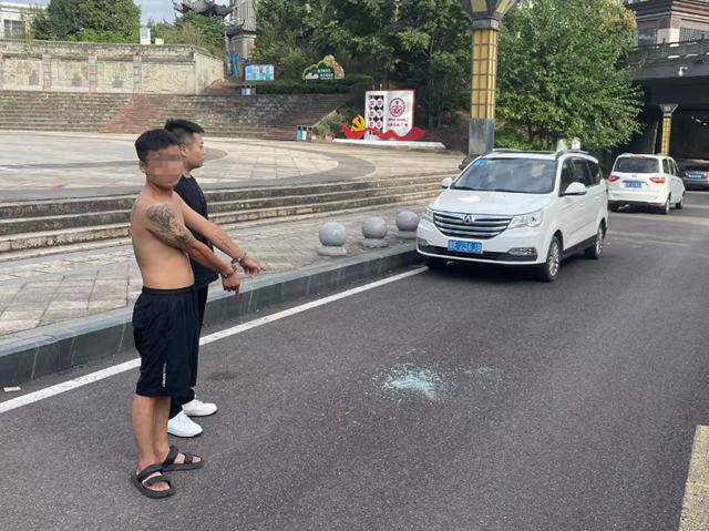 泸州警方抓捕时，遇嫌疑人劫持人质！