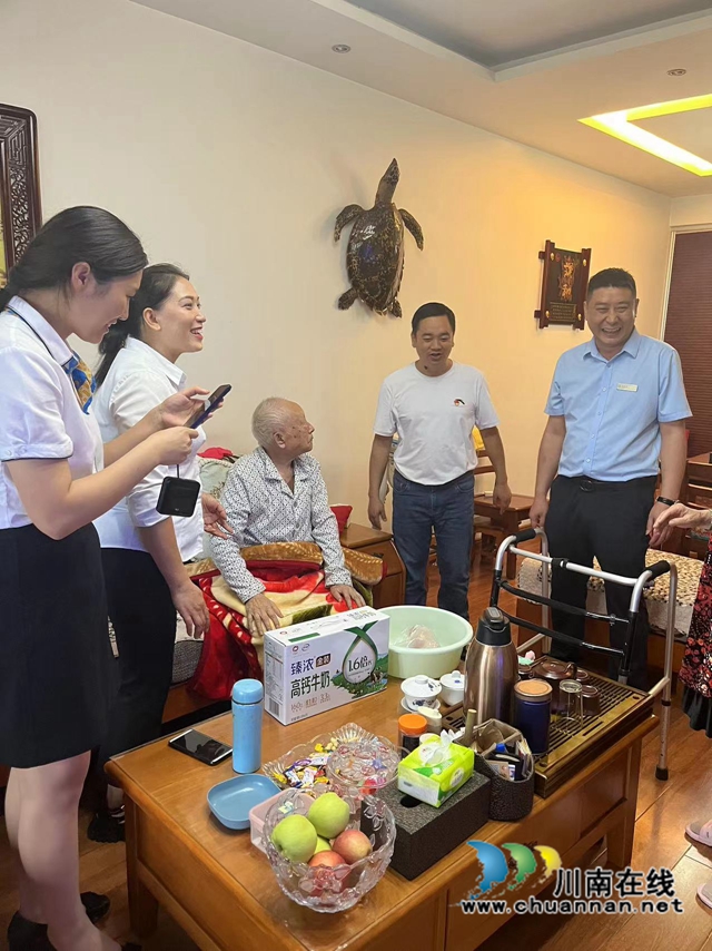 社区走访慰问居家老人.jpg