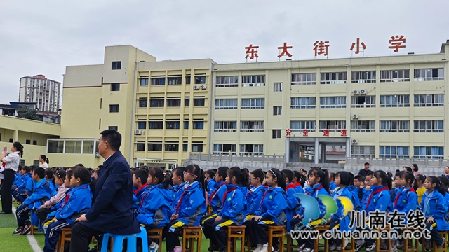 观众在认真观看展演.jpg
