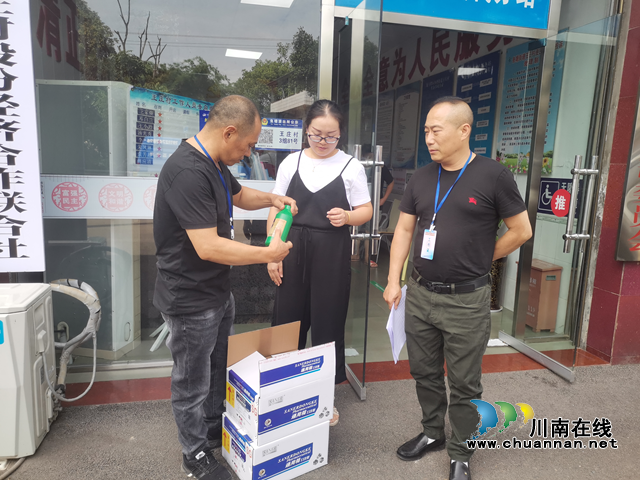 2023年10月8日，农业农村服务中心发放消毒药到各村（社区）并介绍使用方法及提示注意事项.png