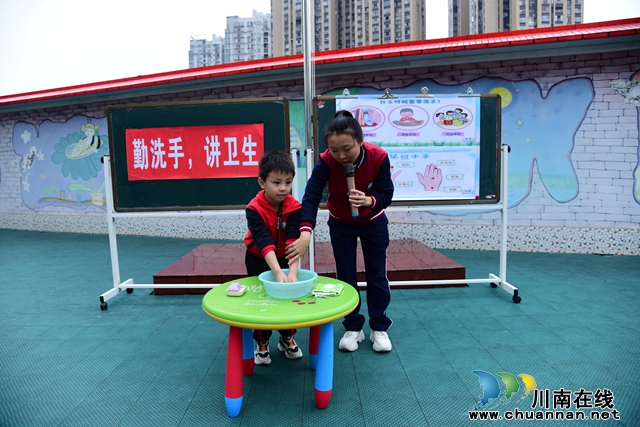 2.教师带领幼儿示范七步洗手法.JPG