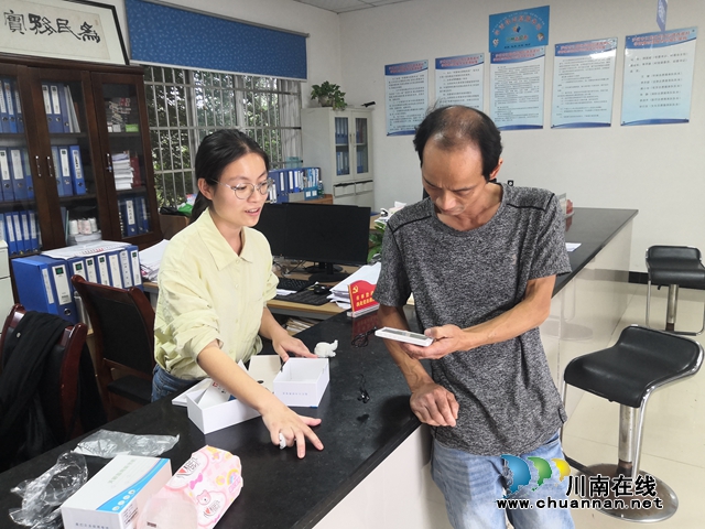 残联工作人员向残疾人家属发放听书机.jpg