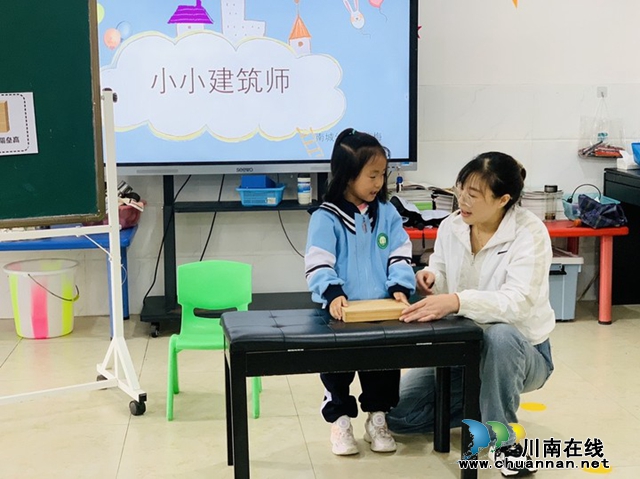 叙永县学前教育魏发群名师工作室开展研修活动(图2) 课例中教师指导.jpg