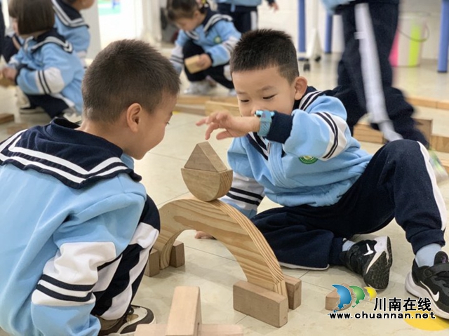 叙永县学前教育魏发群名师工作室开展研修活动(图4) 幼儿区角操作3.jpg