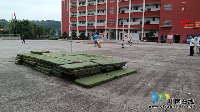 泸县百和镇举办第三届中小学生田径运动会(图2) QQ图片20231012112501.jpg