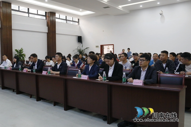 学员正在认真听讲.jpg