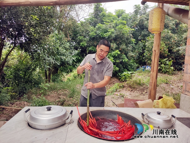 图2：粟代良在煮竹篾.jpg