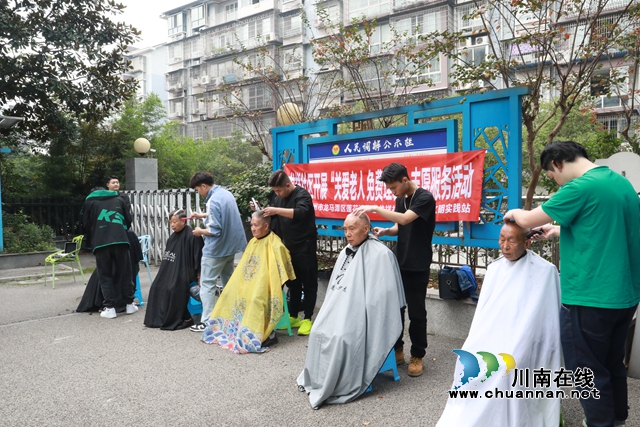 10月23日龙祥社区老人一同过节.JPG