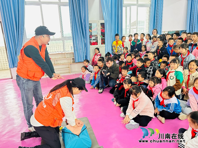无限携手公益基金会公益课堂走进叙永麻城中心校