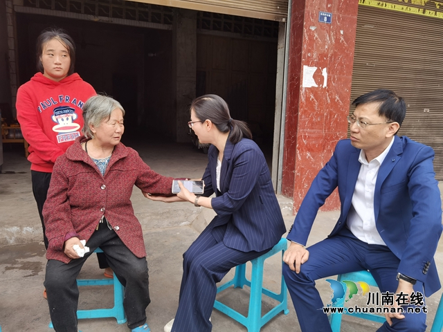 民建泸州委员开展重阳节困难老人慰问关怀活动(图2) 达庆波亲切慰问困难老人曾翠英.jpg