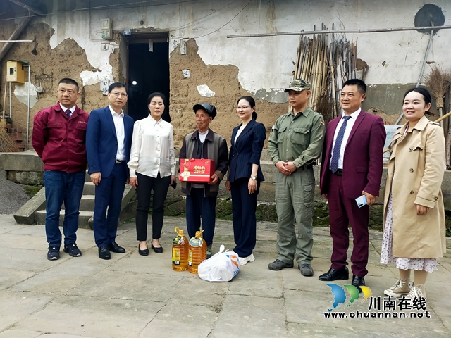 民建泸州委员开展重阳节困难老人慰问关怀活动(图3) 为困难老人送上慰问品.jpg