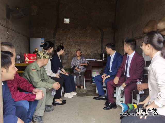 民建泸州委员开展重阳节困难老人慰问关怀活动(图4) 为困难老人宣传政策.jpg
