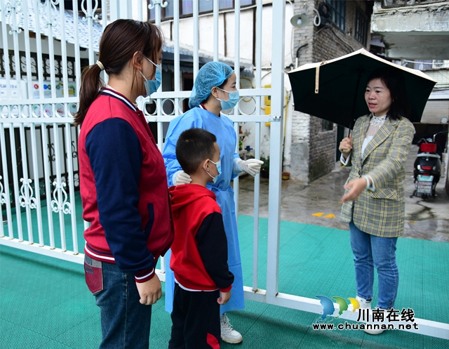 5.家长接幼儿就诊.JPG
