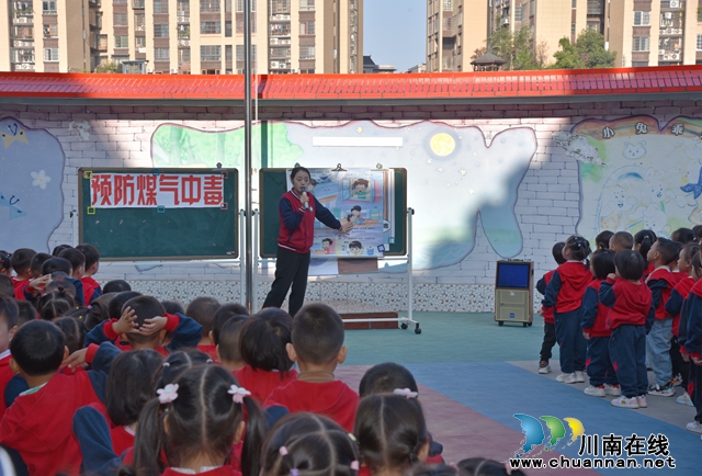 2.讲解煤气中毒知识.JPG