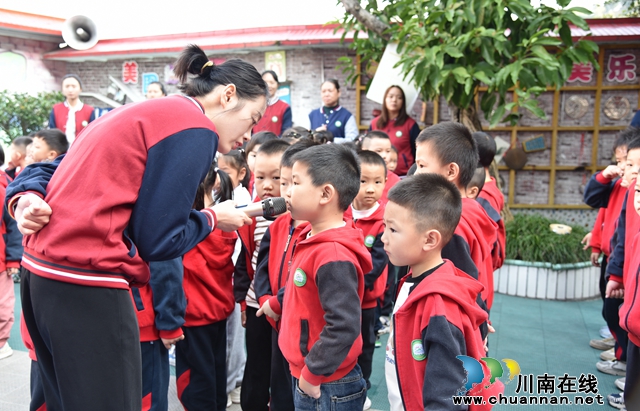 3师幼互动.JPG