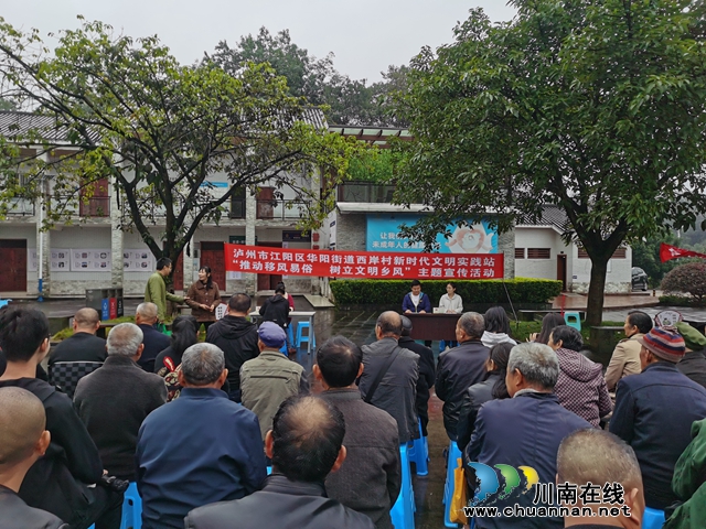 西岸村移风易俗小品引来群众阵阵掌声.jpg