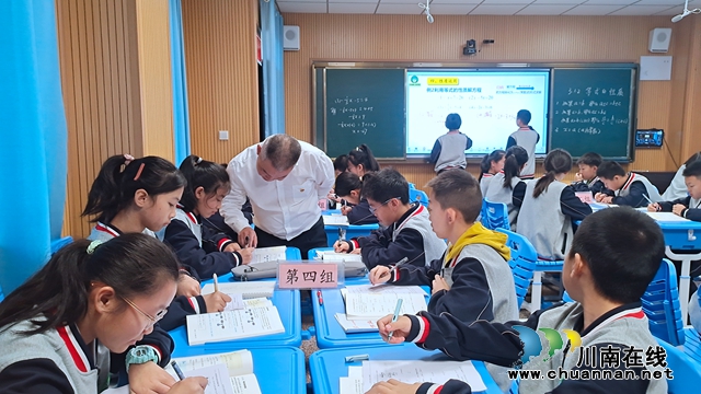 丰乐中学校长龙云晒课.jpg