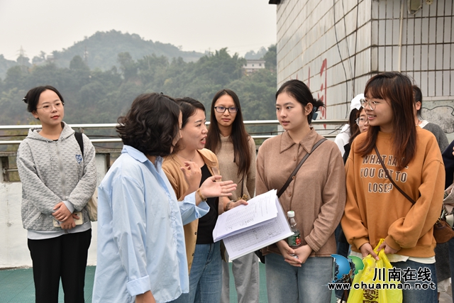 2.学员参观幼儿园.JPG