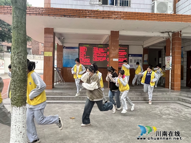 泸县六中：消防应急疏散演练，让群众吃下安全“定心丸”