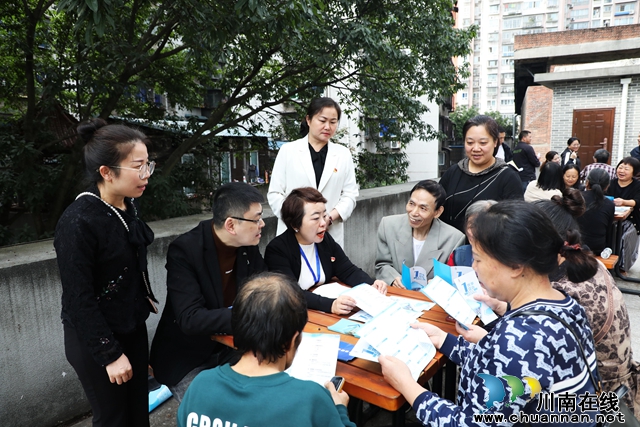 区人大代表赵莉红、桂学琴在皂角巷社区代表联络站接待群众，为群众答疑解惑.jpg