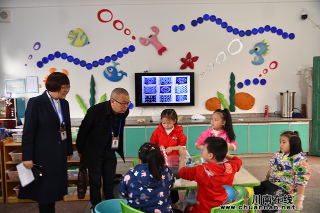 5.参观幼儿扎染.JPG