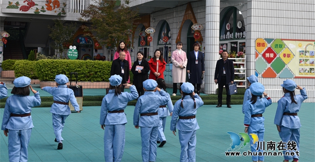 6.观看幼儿舞蹈.JPG
