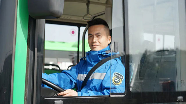 泸州公交一线驾乘人员增配新装、展新颜!更高质量服务为民(图2) 2.jpg