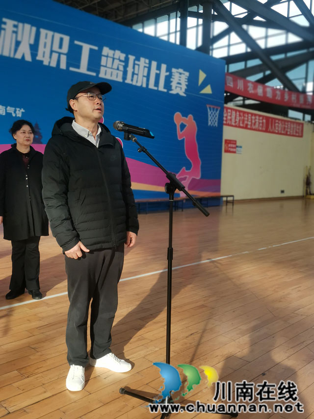 泸县老年人体育协会常务副主席游书勇在培训班开班仪式上宣布培训班开班.jpg