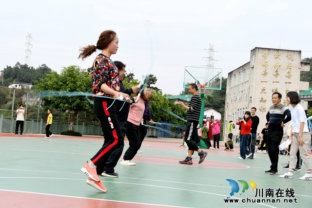 老师跳绳.jpg